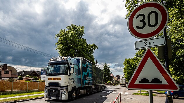 Kamionov doprava do skladitn oblasti komplikuje ivot lidem z hust obydlenho Pouchova v Hradci Krlov (31.5.2021).
