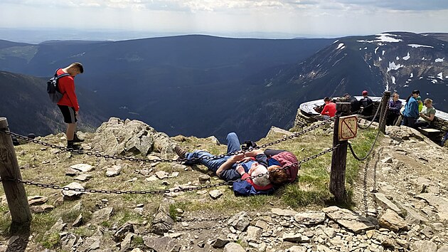 Turist� nedbaj� z�kazu a na Sn�ce se pohybuj� v m�stech, kam se nesm�.