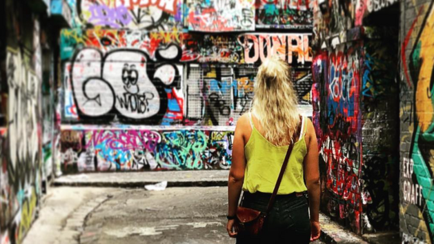 Dnsk novinka Louise Fischerov uprosted graffiti v australskm Melbourne.