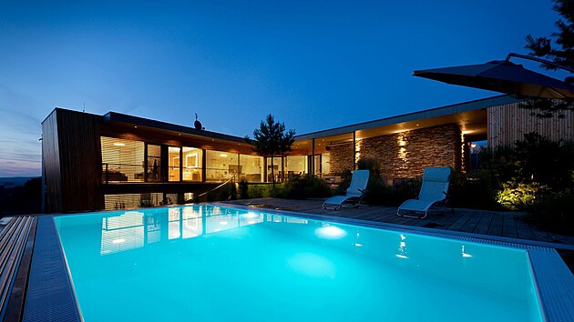 Večerní osvětlení dodává domu s bazénem i zahradě až středomořský „výraz“.
