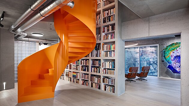 Interiéru dominuje točité oranžové schodiště.