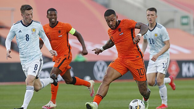 Nizozemsk fotbalista Memphis Depay prochz skotskou obranou.