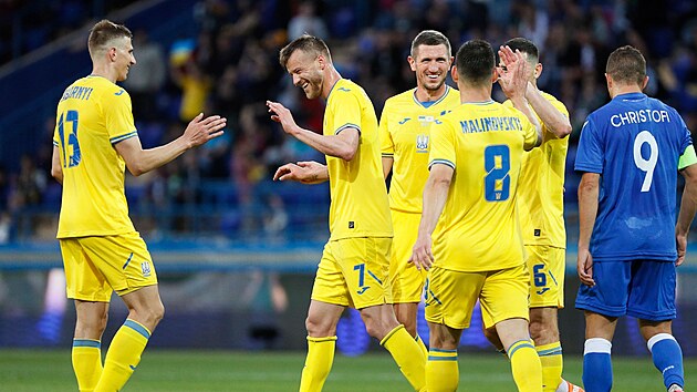 Fotbalist Ukrajiny se raduj z glu v duelu s Kyprem.
