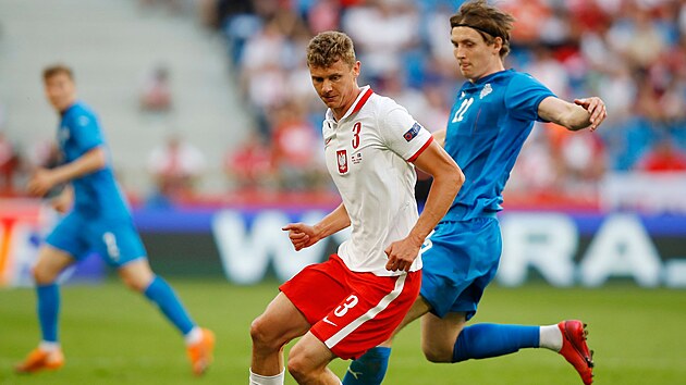 Polsk fotbalista  Pawel Dawidowicz (vlevo) v souboji s Albertem Gudmundssonem z Islandu.