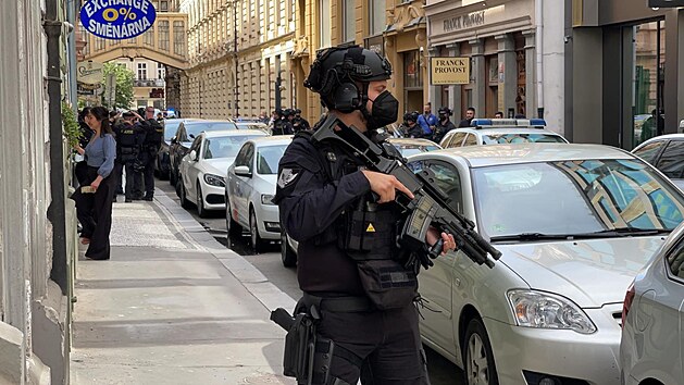 Policisté zasahovali v ulici Nekázanka u ohlášeného ozbrojeného vloupání. (1. 6. 2021)