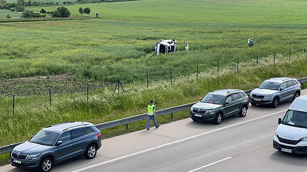 Při nehodě auta na D11 na Kolínsku zemřeli dva lidé, dalších pět lidí je zraněno. (9. 6. 2021)