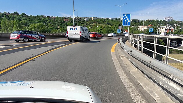 Zkušebně přemalované pruhy na nájezdu na most Barikádníků. V místě, kde se auta sváděla do jednoho pruhu, mohou nyní jezdit ve dvou pruzích.