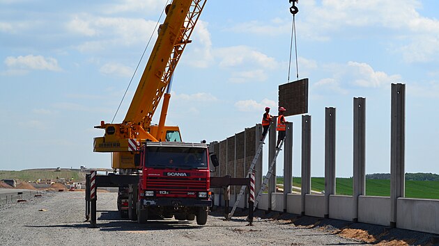 Stavba dlnice pokrauje i podl dlnice usazovnm protihlukovch stn.