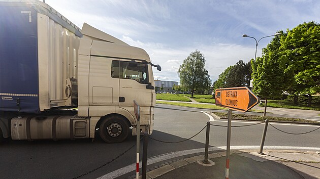 Centrum Přerova je nyní zahlceno kamiony a náklaďáky. Důvodem je uzavírka jedné z ulic i snaha některých řidičů zkrátit si objížďku.