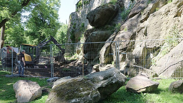 V olomouckých Bezručových sadech začala hloubením jámy obnova umělého vodopádu a jezírka, které v parku před desítkami let byly.