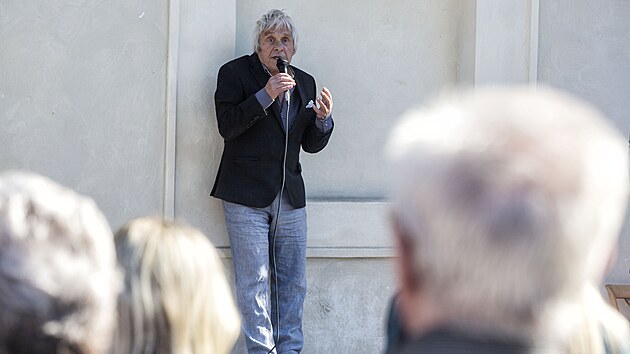 Zn�m� �esk� fotograf Jan Saudek poprv� vystavuje v Prost�jov�, kam p�ijel na vernis�, kter� se kv�li protikoronavirov�m opat�en�m uskute�nila na n�m�st�. Na akci dorazily zhruba dv� stovky lid�, velk� z�jem byl o mo�nost vyfotografovat se s popul�rn�m um�lcem �i z�skat jeho autogram.