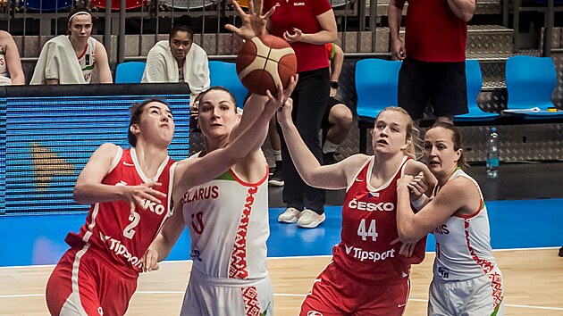 esk basketbalistka Veronika pov (vlevo) zakonuje na blorusk ko kolem Anastasije Veramejenekov.