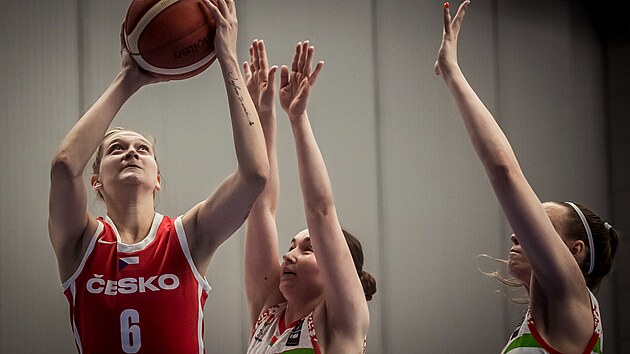 esk basketbalistka Kristna Brabencov (vlevo) zakonuje na blorusk ko.