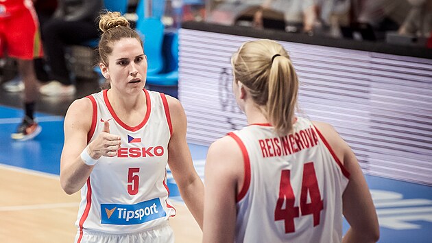 esk basketbalistky Romana Hejdov (vlevo) a Julia Reisingerov nez nadenm.