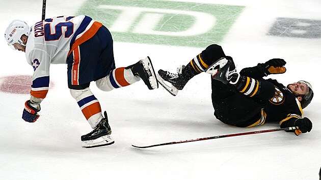 David Pastrňák (vpravo) z Bostonu spadl na led po střetu s Caseym Cizikasem z NY Islanders.