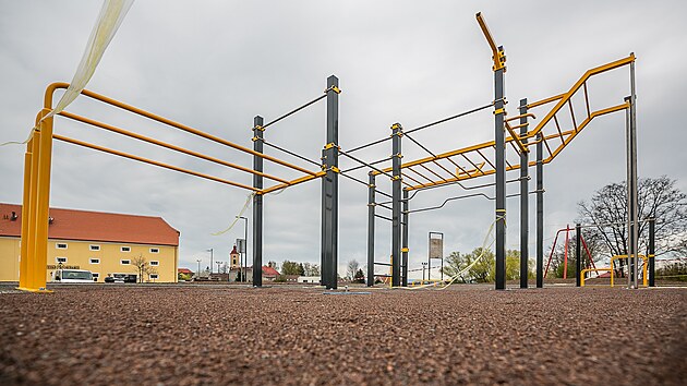 Obec Stěžery dokončila posilovací hřiště s lanovkou pro děti (4. 5. 2021).