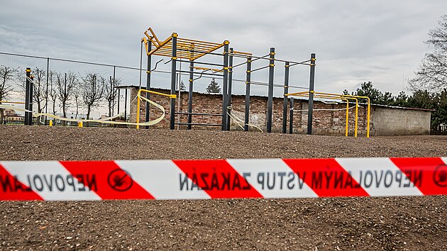 Obec Stěžery dokončila posilovací hřiště s lanovkou pro děti (4. 5. 2021).