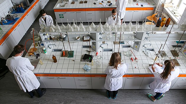 Studenti Z�U p�i pr�ci v chemick� laborato�i (24. kv�tna 2021)
