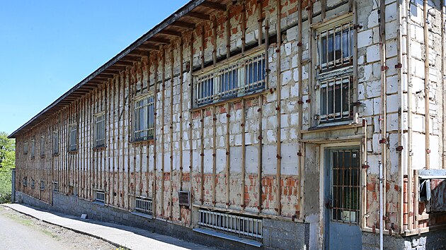 Bývalé vojenské budovy na vrcholu Čerchov na Domažlicku jsou před demolicí zbaveny azbestového obložení. (3. 6. 2021)