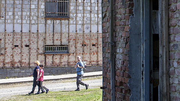 Bývalé vojenské budovy na vrcholu Čerchov na Domažlicku jsou před demolicí zbaveny azbestového obložení. (3. 6. 2021)