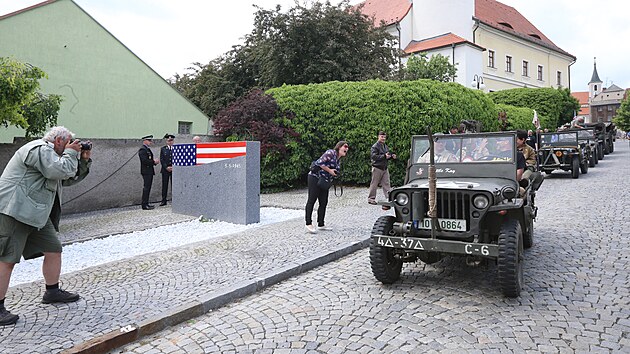 V Domažlicích odhalili nový památník osvobození, nachází se pod Chodským hradem. Jeho autorem je sochař Václav Fiala. (6. 6. 2021)