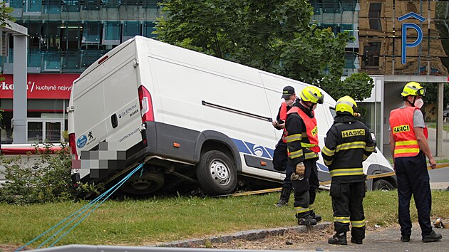 Špatně zabrzděné auto se samovolně rozjelo v sadech 5. května v Plzni a sjelo do svahu nad čtyřproudovým průtahem města u parkovacího domu Rychtářka. (9. 6. 2021)