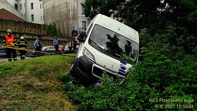 Špatně zabrzděné auto se samovolně rozjelo v sadech 5. května v Plzni a sjelo do svahu nad čtyřproudovým průtahem města u parkovacího domu Rychtářka. (9. 6. 2021)