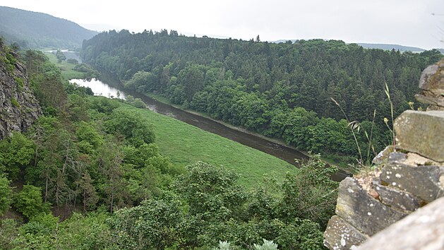 Výhled z hradu Krašov na údolí řeky Berounky. (6. 6. 2021)