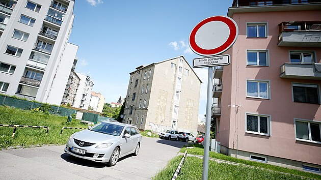 I ve vnitrobloku na Novch sadech v Brn parkuj vedle rezident i ti, kte se vyhbaj placen v modrch znch.