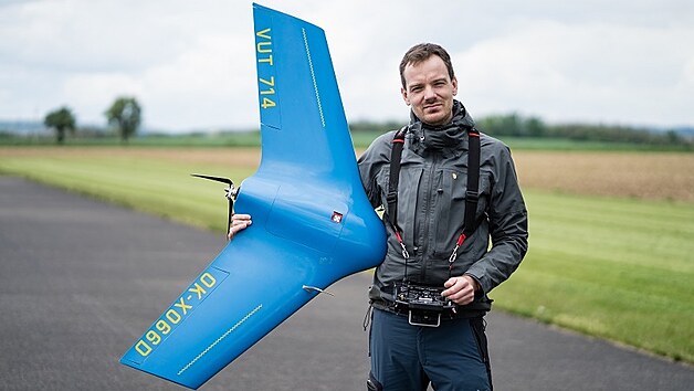 Mal� bezpilotn� letadlo pom�h� hledat invazn� rostliny.  Vzniklo d�ky dlouholet� spolupr�ci VUT v Brn� a Botanick�ho �stavu Akademie v�d v Pr�honic�ch.