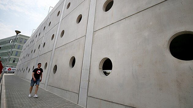 �ty�podla�n� River park pro 110 aut stoj� v ulici Poln�. Prvn�ch 12 hodin stoj� 50 K�, ka�d� dal�� 100.