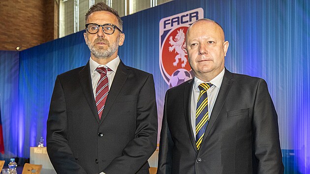 Petr Fousek (vpravo) a Karel Poborsk, kandidti na pedsedu Fotbalov asociace, ped volebn valnou hromadou.
