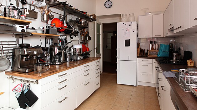 Kuchyň je čistá a jednoduchá, dominuje jí kávový koutek s různými vychytávkami a přístroji na vaření kávy.