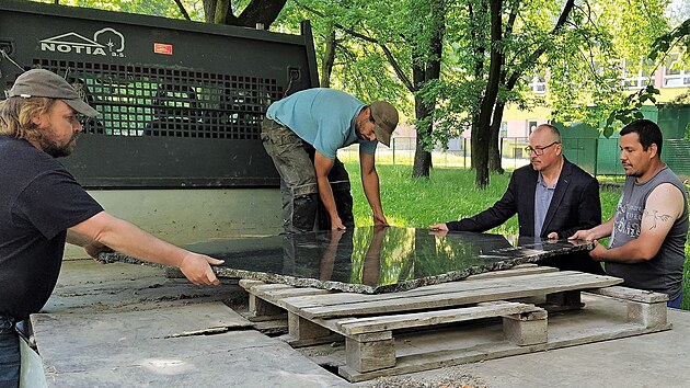 Zstupci msta nechali v blzkosti bohumnskho vku zasadit pamtn desku pipomnajc hrznou udlost ze srpna loskho roku. (4.6.2021)