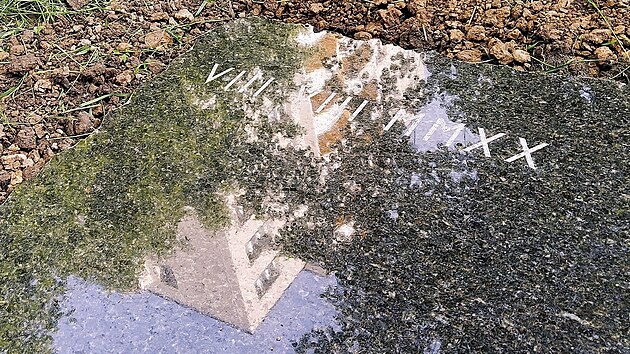 Zástupci města nechali v blízkosti bohumínského věžáku zasadit pamětní desku připomínající hrůznou událost ze srpna loňského roku. (4.6.2021)