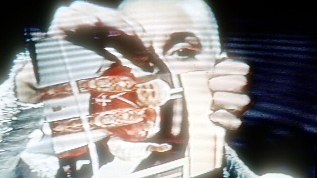 Sinad OConnor roztrhala fotku papee v televizi (3. jna 1992).