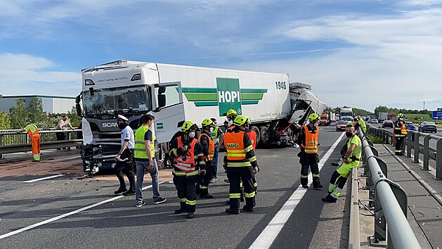 Na dálnici D5 se srazilo několik kamionů (1. 6. 2021)