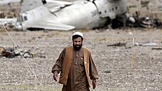 Trosky letounu na kábulském letiti na snímku z roku 2002. Zniená letadla...