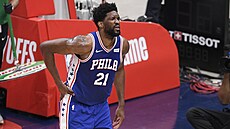 Joel Embiid z Philadelphie se práv� zranil v utkání proti Washingtonu.