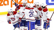 Brendan Gallagher (druhý zleva) oslavuje sv�j gól se spoluhrá�i z Montrealu.