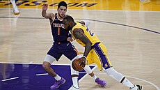 Devin Booker z Phoenixu brání LeBrona Jamese z Los Angeles Lakers.