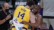 PO BOJI. Marc Gasol z LA Lakers a Chrs Paul z Phoenixu.