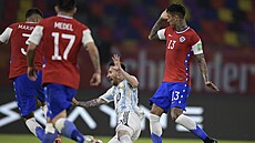 Argentinská hvzda Lionel Messi bojuje s pesilou hrá Chile.