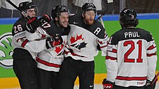 Kanadský hokejista Justin Danforth (uprosted vpravo) slaví tvrtý gól v síti...
