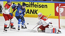 Jere Innala za pár okamik vstelí vedoucí gól Finska ve tvrtfinále MS 2021...