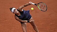 Markéta Vondrouová servíruje v osmifinále Roland Garros.