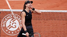 Paula Badosaová se raduje po postupu do tvrtfinále Roland Garros.