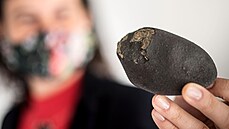 Sazovický meteorit. Černý, zhruba půlkilový kámen je českou raritou.