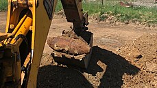 Pi kopání základ rodinného domu nali stavai leteckou pumu (6. ervna 2021)