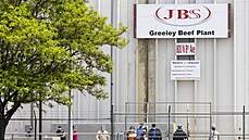 Zaměstnanci v úterý 1. června 2021 opustili závod na výrobu hovězího masa JBS...